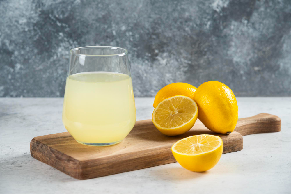 Pour préparer ce remède, il suffit d’ajouter le jus d’une moitié de citron à un verre d’eau à température ambiante ou tiède et de boire le tout une fois par jour jusqu’à ce que votre état s’améliore.