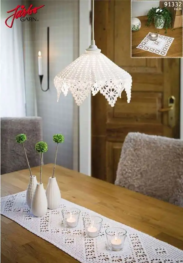 Voilà une idée lumineuse : transformer un napperon en crochet en une merveilleuse suspension luminaire.