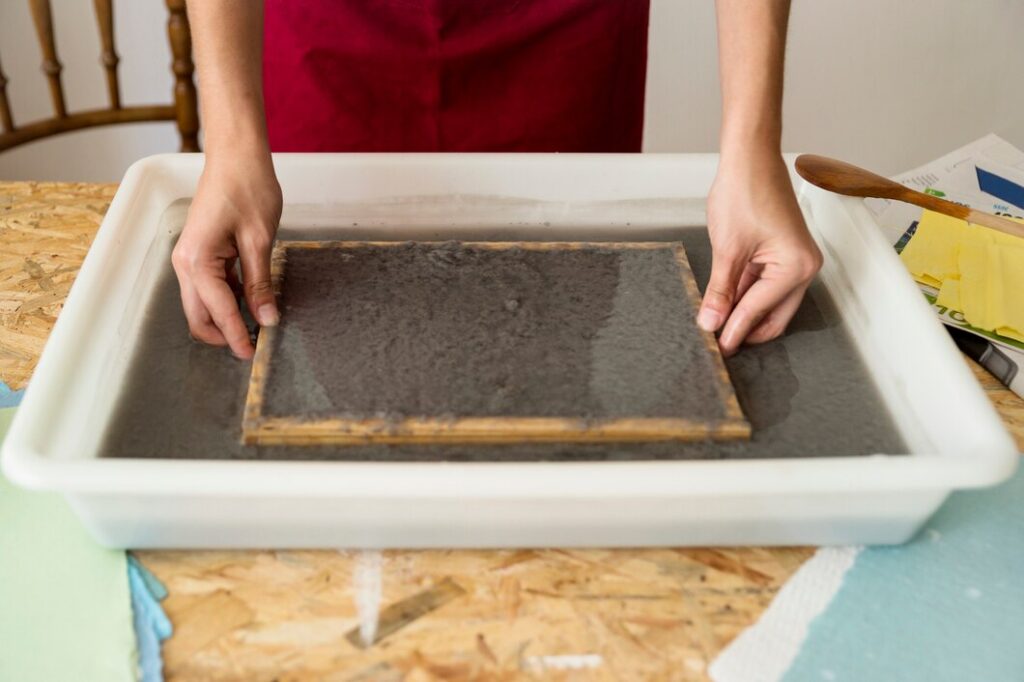 
Trempez des feuilles de papier dans un mélange de marc de café et d'eau. Laissez-les tremper pendant 1 à 2 minutes, puis laissez sécher. Ensuite, retirez délicatement le marc de café du papier.