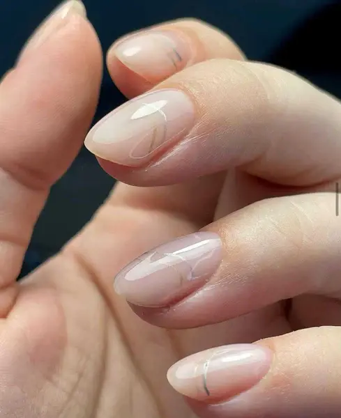 La tendance résonne également avec le mouvement vers les robes blanches minimalistes, présentées par Gucci, Tory Burch et Alaïa, renforçant l'éthique de la sophistication subtile dans l'esthétique des ongles