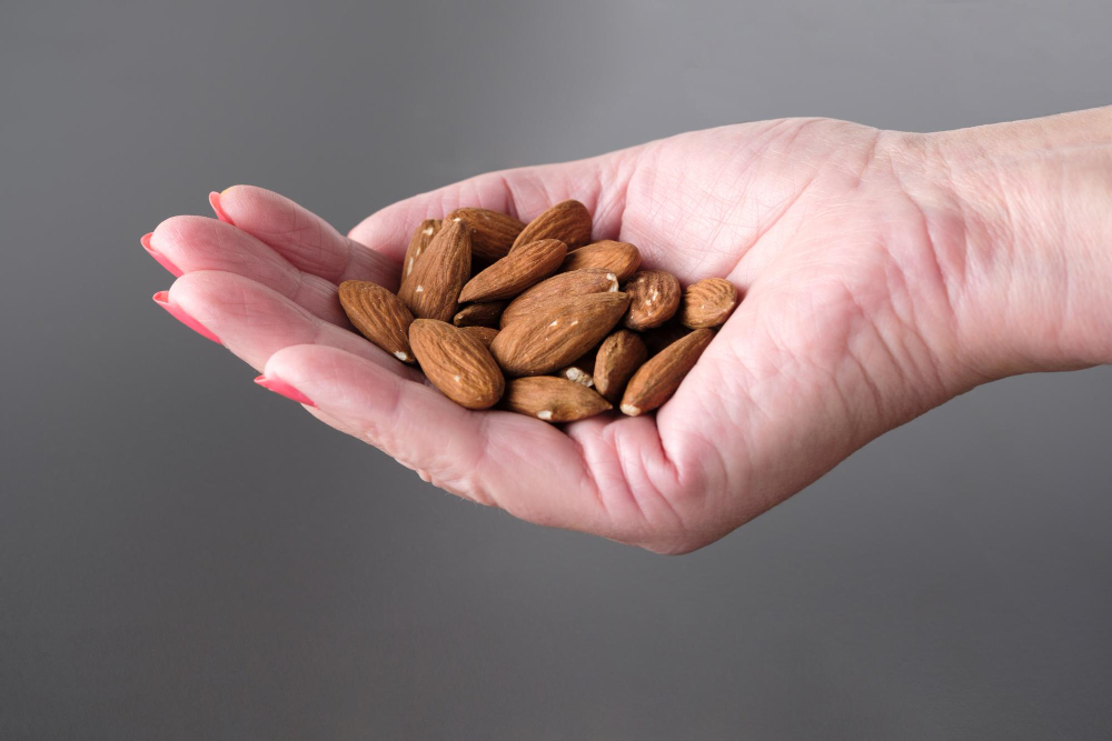 Les fruits à coque tels que les noix, les amandes ou les noisettes sont extrêmement bénéfiques pour vos cheveux. Riches en vitamines et en minéraux, ils constituent un aliment intéressant pour renforcer, épaissir et ralentir le vieillissement capillaire. Les noix et les amandes contiennent également du cuivre, qui favorise la production de mélanine, essentielle pour la croissance et la coloration des cheveux. Une cure de ces fruits à coque vous permettra de jouir d'une superbe chevelure qui suscitera l'envie.