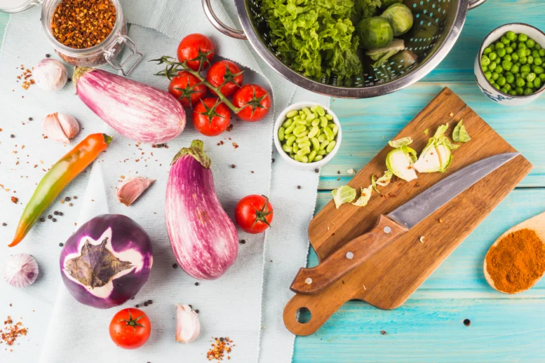 Prendre soin de votre planche à découper est essentiel pour garantir une cuisine hygiénique et délicieuse. En suivant ces conseils simples de nettoyage, désinfection et entretien, vous pouvez prolonger la durée de vie de votre planche à découper tout en assurant la sécurité alimentaire dans votre cuisine.